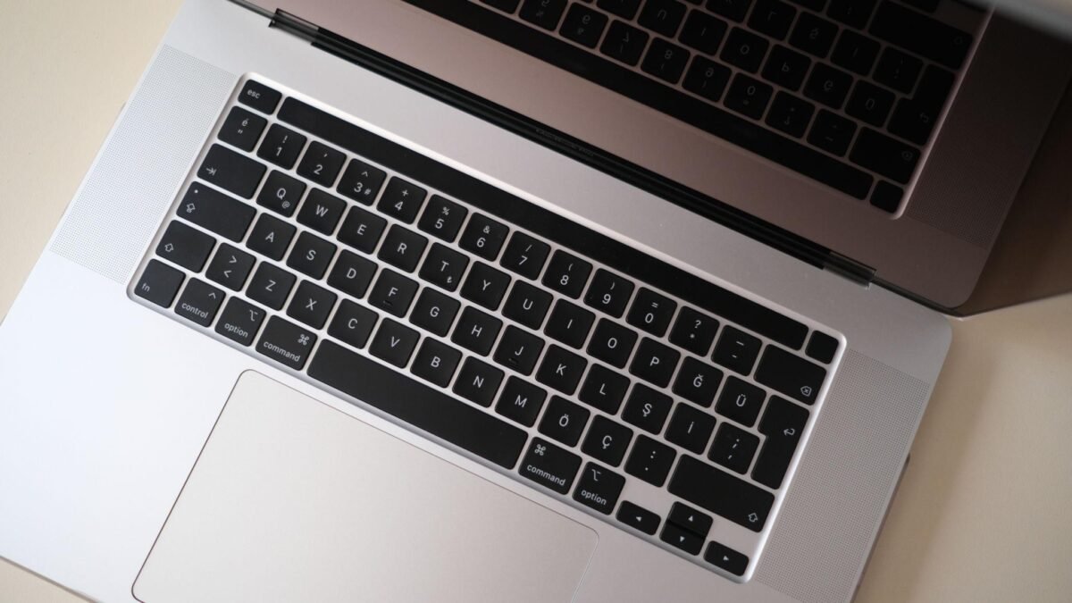 ⁦لابتوب MacBook Neo بمعالج A18 Pro – معالج 6 نواة CPU ومعالج رسومي 5 نواة GPU ومحرك عصبي 16 نواة وذاكرة موحدة 8 جيجابايت وسعة تخزين 256 جيجابايت SSD⁩ - الصورة ⁦3⁩